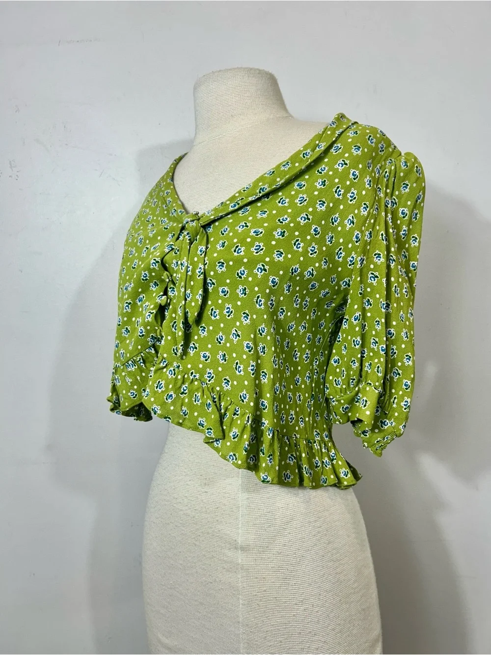 Reformation Nell V-Neck Button-Up Floral Blouse in Lime/Green - Size Small
